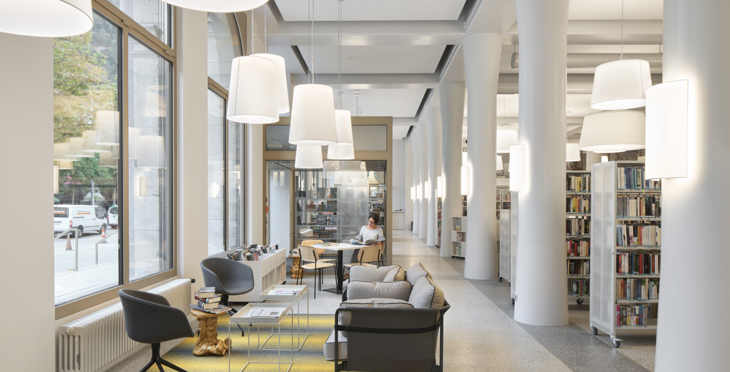 Offene Lesezone in einer modernen Bibliothek